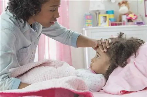 Мать проверяет, есть ли у дочери лихорадка