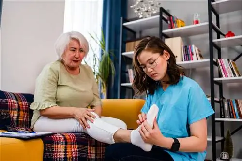 Физиотерапевт осматривает женщину с полинейропатией