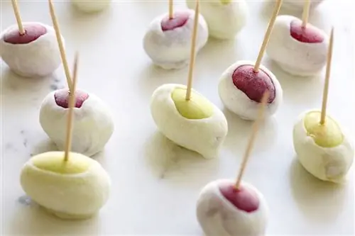 Виноград в замороженном йогурте.