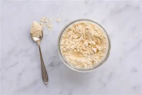 порошкообразное арахисовое масло в миске с ложкой