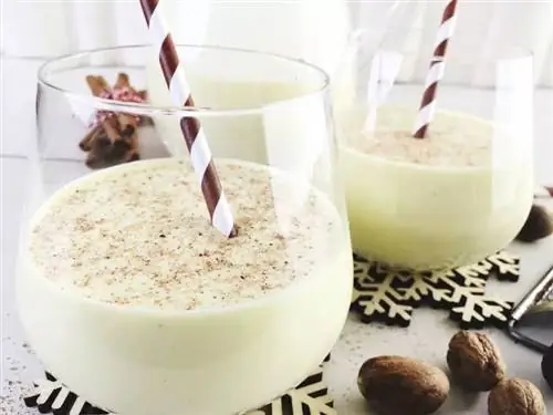 Два стакана гоголя-моголь с соломинкой.