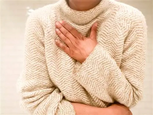 женщина испытывает одышку