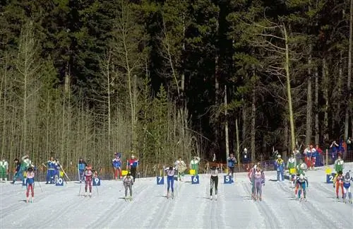 26 февраля 1988 г.: Общий вид старта соревнований по биатлону 4 х 7,5 км во время зимних Олимпийских игр 1988 г. в Калгари, Канада. 26 февраля 1988 г.: Общий вид старта соревнований по биатлону 4 х 7,5 км во время зимних Олимпийских игр 1988 г. в Калгари, Канада.