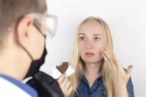 Человек жалуется медицинскому работнику на потерю вкуса.