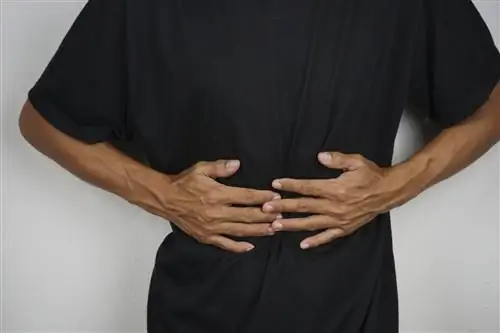 Мужчина с болью в животе