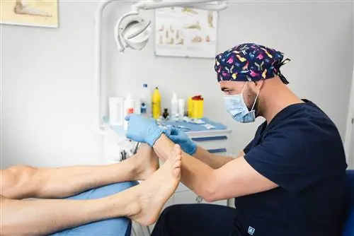 Подиатр подстригает ногти на ногах и проверяет их состояние