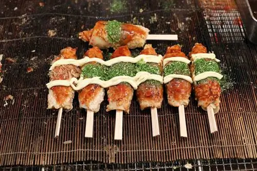 говядина на палочках на гриле