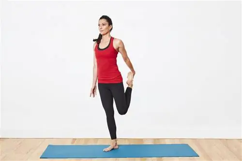 Растяжка квадрицепсов стоя