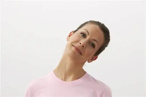 Шейные валики растягивают шею, чтобы предотвратить головные боли