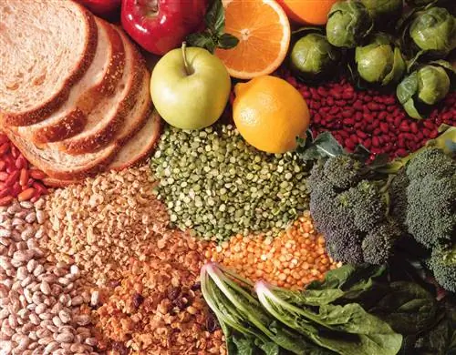 Фрукты, овощи и хлеб нарезаны и на столе