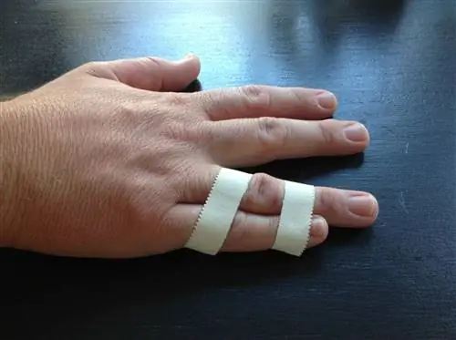 Безымянный палец и мизинец должны быть склеены скотчем.