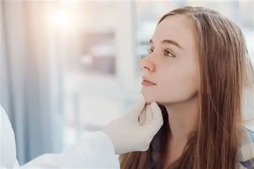 7 признаков того, что вашему подростку следует обратиться к дерматологу по поводу прыщей