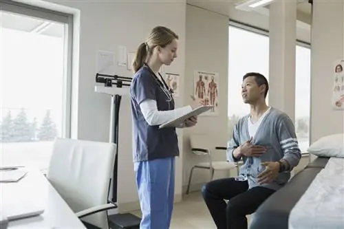 Пациент объясняет комок медсестре с буфером обмена