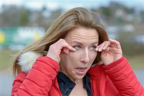 Женщина трет глаза