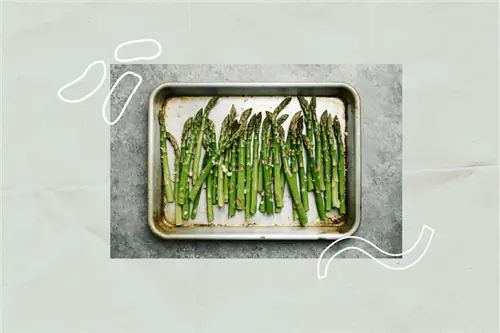 Поднос со спаржей.