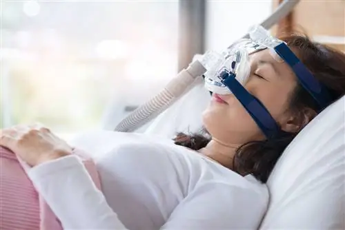 Женщина в маске CPAP