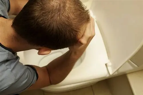 Мужчина страдает булимией