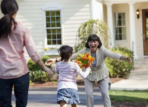 «Никогда не приму наши объятия как должное»: семьи воссоединяются после вакцинации от COVID-19