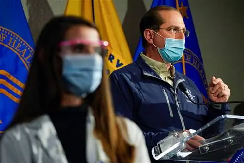 HHS расширяет право на вакцинацию против COVID-19 для людей 65 лет и старше