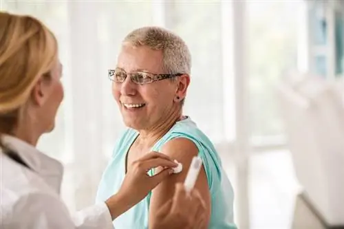 Доктор делает пациенту укол.