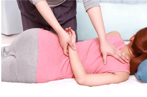 мануальный терапевт помогает пациенту