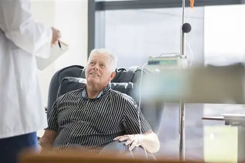 Человек, получающий внутривенное вливание