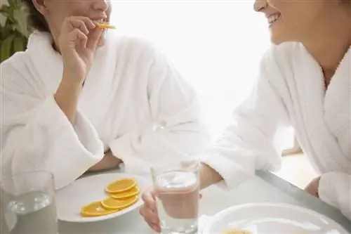 Две женщины в спа-центре для похудения