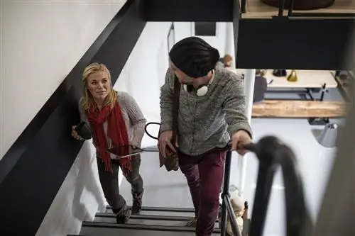 Два человека на лестнице