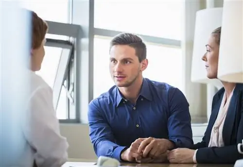 Пара консультирует врача