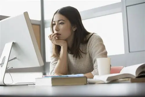 Сосредоточенный студент учится за компьютером