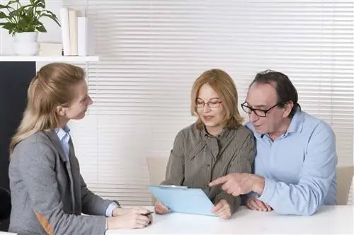 Финансовый консультант и зрелая пара