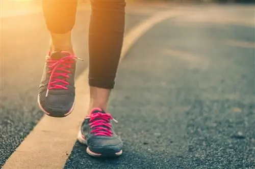 Женщина прыгает по дороге