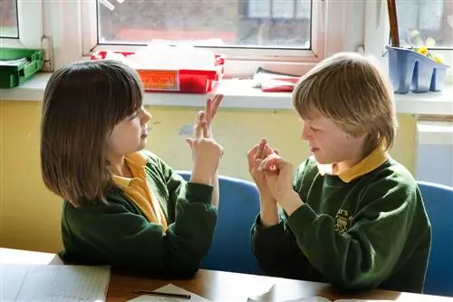 8 причин, по которым люди рады быть глухими