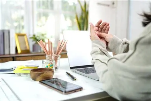 У женщины болит рука, и она не может пользоваться ноутбуком