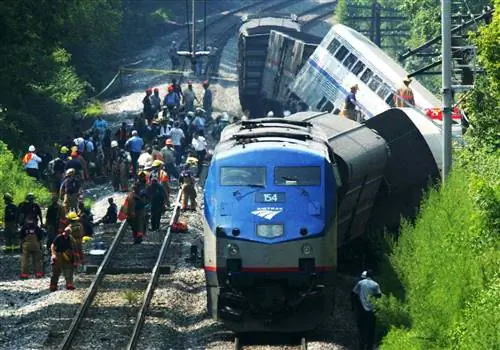 Спасатели стоят рядом с сошедшим с рельсов пассажирским поездом Amtrak, следовавшим из Чикаго в Вашингтон.