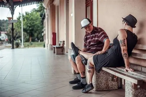 Парень массирует ноги своей беременной подруге