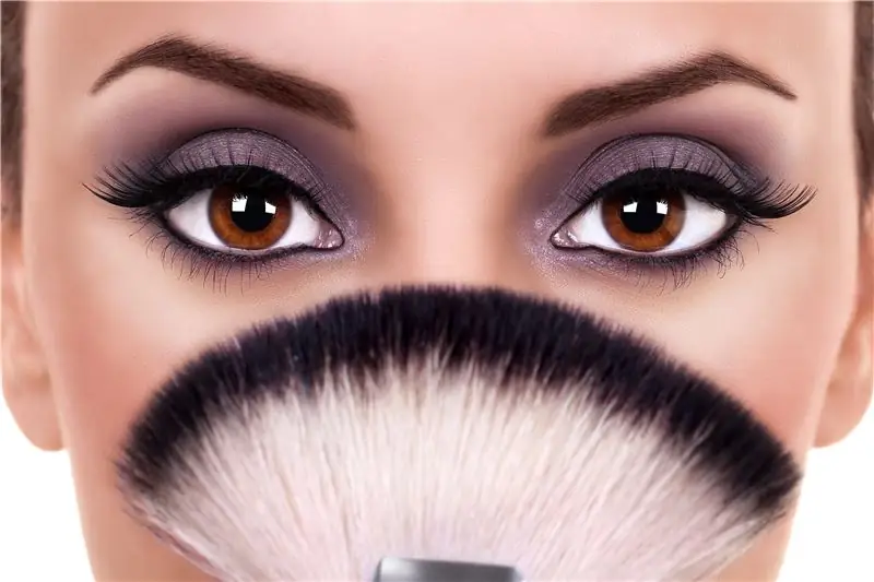 Подводка для глаз, расположенная слишком близко к глазу, приводит к загрязнению