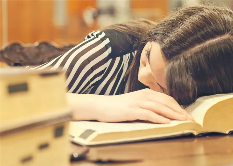 В средних и старших классах школы считают, что время начала работы на благо здоровья учащихся наступает позже: детям нужно больше спать