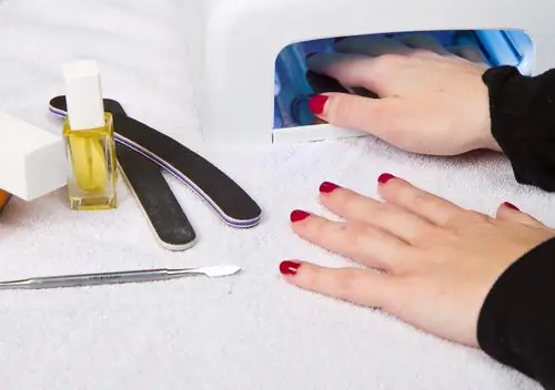 Ультрафиолетовые лампы в маникюрных салонах связаны с раком кожи: высокий уровень радиации может повредить вашу ДНК