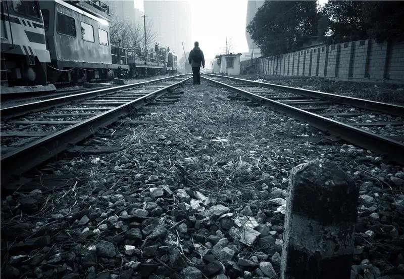 Уровень самоубийств ниже в больших городах, поскольку одинокие находят утешение