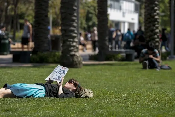 В кампусах колледжей по всей стране введен запрет на употребление табака на открытом воздухе