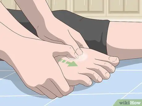 Нанесите масло CBD на ноги Step 8