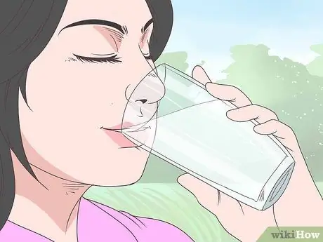 Используйте активированный уголь для отбеливания зубов Шаг 11