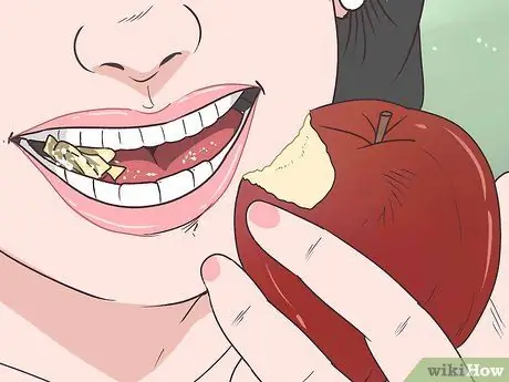 Используйте активированный уголь для отбеливания зубов Шаг 12