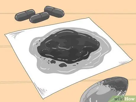 Используйте активированный уголь для отбеливания зубов Шаг 3