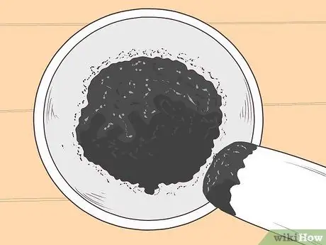 Используйте активированный уголь для отбеливания зубов Шаг 4