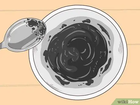 Используйте активированный уголь для отбеливания зубов Шаг 5