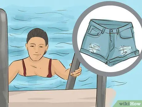 Используйте тампон во время плавания Шаг 6