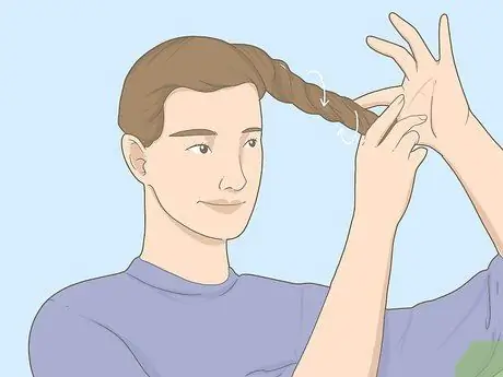 Держите пучок в волосах Шаг 3