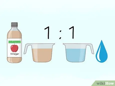 Нанесите яблочный уксус на волосы, шаг 2